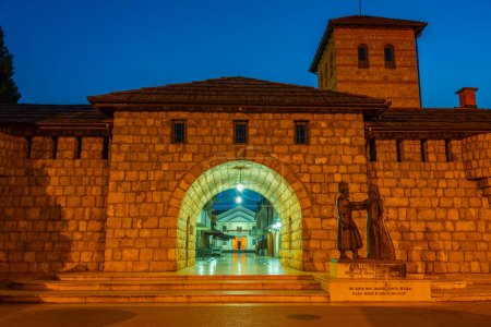 Beleuchtetes Tor zum Andricgrad in Visegrad, Bosnien und Herzegowina