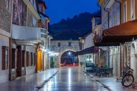 Calle iluminada en Andricgrad, Visegrad, Bosnia y Herzegovina