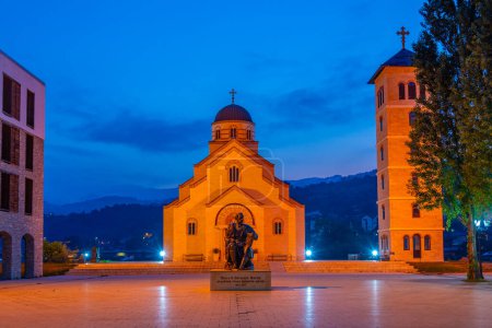Iglesia iluminada del zar Lázaro en Andricgrad, Visegrad, Bosnia y Herzegovina