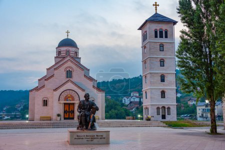 Beleuchtete Kirche des Heiligen Zaren Lazarus in Andricgrad, Visegrad, Bosnien und Herzegowina