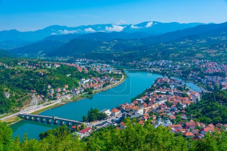 Foto de Vista panorámica de la ciudad de Visegrad en Bosnia y Herzegovina - Imagen libre de derechos