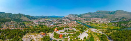 Panoramablick auf die bosnische Stadt Trebinje und den Herzegovacka-Gracanica-Tempel