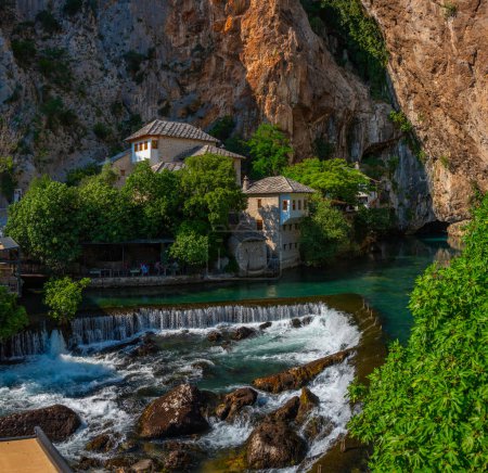 Blagaj Tekke - Monasterio sufí histórico construido en los acantilados junto al agua en Bosnia y Herzegovina