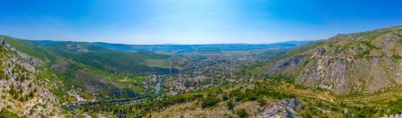 Vista panorámica de la ciudad bosnia Blagaj