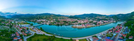 Vista del amanecer de Andricgrad en Bosnia y Herzegovina