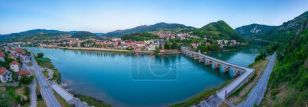 Foto de Vista del amanecer del puente Mehmed Pasa Sokolovic en Visegrad, Bosnia y Herzegovina - Imagen libre de derechos