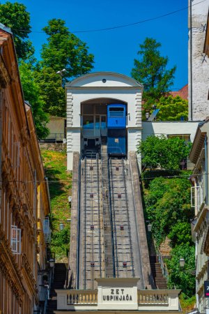 Vista del funicular de Zagreb durante un día soleado en Croacia