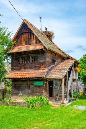 Casas de madera tradicionales en pueblo croata Cigoc