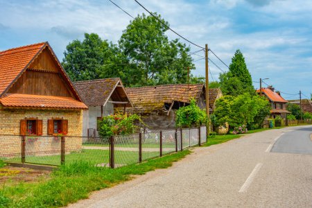 Traditionelle Holzhäuser im kroatischen Dorf Cigoc