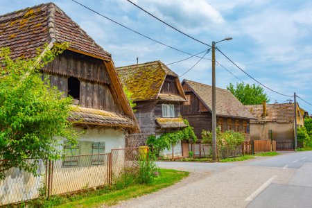 Traditionelle Holzhäuser im kroatischen Dorf Cigoc