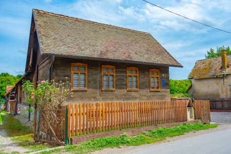 Casas de madera tradicionales en pueblo croata Cigoc