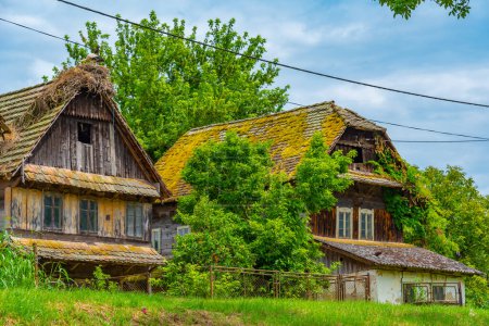 Maisons traditionnelles en bois dans le village croate Cigoc
