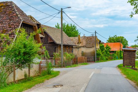 Maisons traditionnelles en bois dans le village croate Krapje
