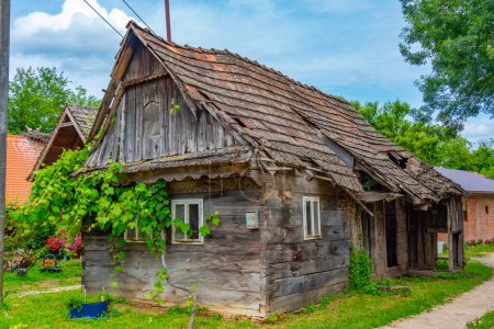 Maisons traditionnelles en bois dans le village croate Krapje