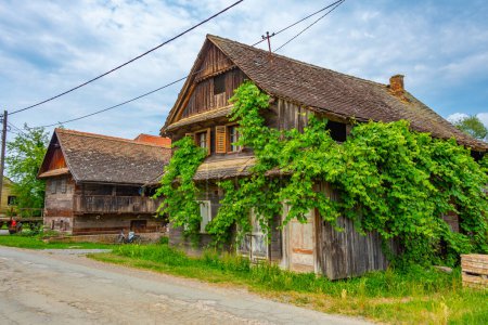 Maisons traditionnelles en bois dans le village croate Muzilovcica