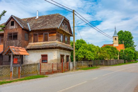Maisons traditionnelles en bois dans le village croate Muzilovcica