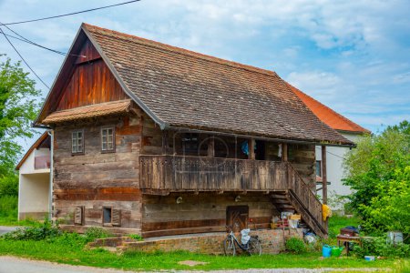 Casas de madera tradicionales en pueblo croata Muzilovcica
