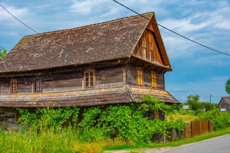 Casas de madera tradicionales en pueblo croata Muzilovcica