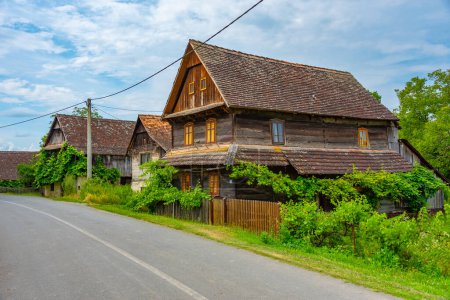 Traditionelle Holzhäuser im kroatischen Dorf Muzilovcica