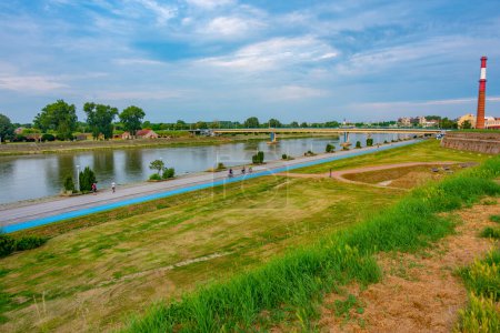 Téléchargez les photos : Bord de la rivière Drava à Osijek, Croatie - en image libre de droit