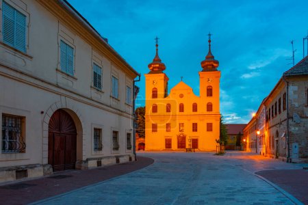 Vista del atardecer de la Iglesia de San Miguel en la ciudad croata Osijek
