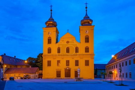 Coucher de soleil sur l'église Saint-Michel dans la ville croate Osijek