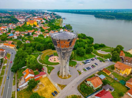 Foto de Vista aérea de la torre de agua en la ciudad croata Vukovar - Imagen libre de derechos