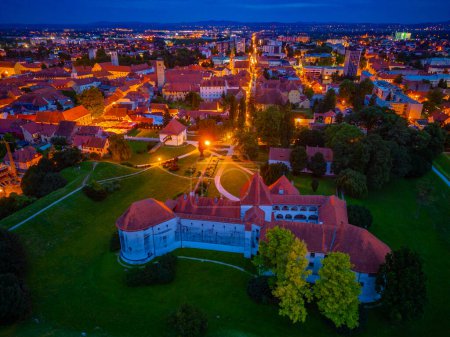 Coucher de soleil vue aérienne de la ville croate Varazdin avec forteresse blanche accueillant un musée de la ville