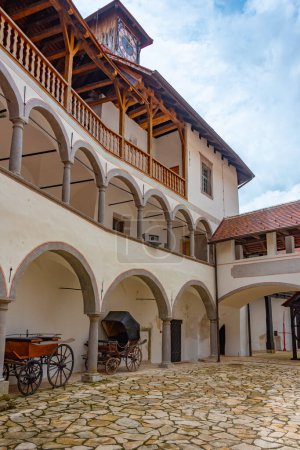 Cour du château de Veliki Tabor dans la région de Zagorje en Croatie