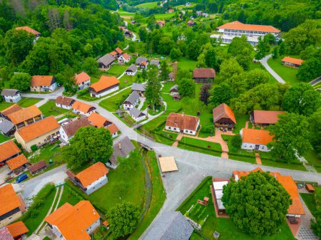 Vista aérea de la aldea de Ethno en Kumrovec, Croacia