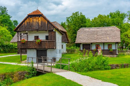 Téléchargez les photos : Maisons historiques dans le village ethnique croate Kumrovec - en image libre de droit