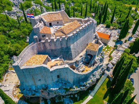 Vista aérea de la fortaleza de Sokol en Croacia