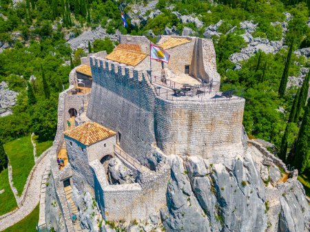 Luftaufnahme der Festung Sokol in Kroatien
