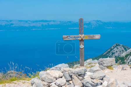 Téléchargez les photos : Croix au sommet de la montagne Sainte-Ilija en Croatie - en image libre de droit