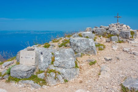 Cruz en la cima de la montaña de Santa Ilija en Croacia