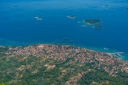 Vista aérea de la ciudad croata Orebic