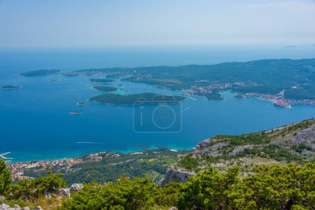 Téléchargez les photos : Korcula île vue de la montagne Sveti Ilija à Peljesac péninsule en Croatie - en image libre de droit