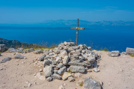 Téléchargez les photos : Croix au sommet de la montagne Sainte-Ilija en Croatie - en image libre de droit