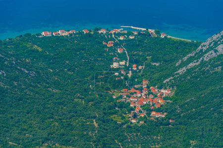 Vista aérea de la ciudad croata Duba Peljeska