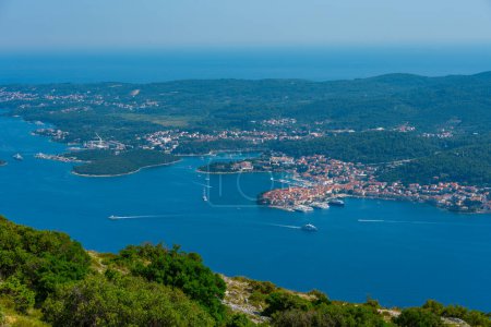 Isla Korcula vista desde la montaña Sveti Ilija en la península de Peljesac en Croacia