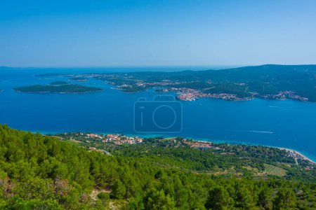 Isla Korcula vista desde la montaña Sveti Ilija en la península de Peljesac en Croacia