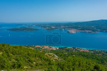 Korcula île vue de la montagne Sveti Ilija à Peljesac péninsule en Croatie
