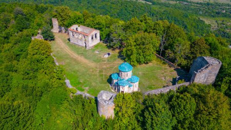 Téléchargez les photos : Eglise de la forteresse de Kvetera en Géorgie pendant l'été - en image libre de droit
