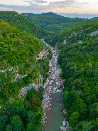 Foto de Vista al atardecer del valle del río Tskaltsitela en Georgia - Imagen libre de derechos