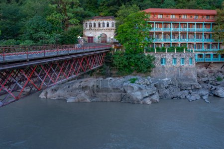 Rivière Rioni passant par le centre de Kutaisi, Géorgie