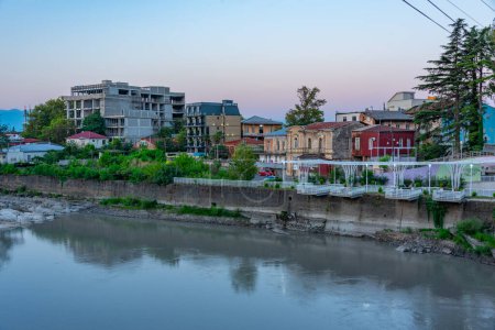 Rivière Rioni passant par le centre de Kutaisi, Géorgie
