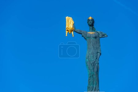 Estatua de Medea en el centro de Batumi, Georgia