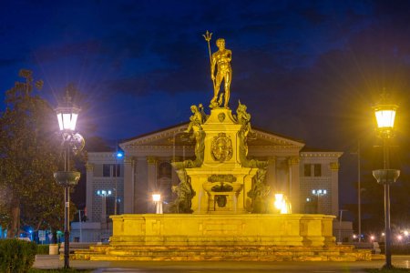 Fontaine Neptune devant le théâtre Batumi vue au lever du soleil en Géorgie