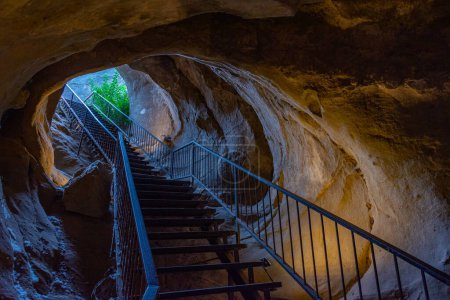 Gemeißelter Tunnel an der archäologischen Stätte Uplistsikhe aus der Eisenzeit in Georgien