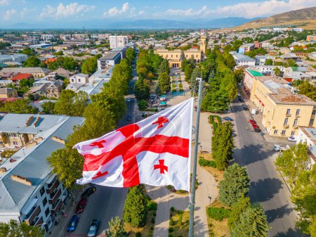 Bandera georgiana y parque Stalin y museo Stalin en el centro de Gori, Georgia